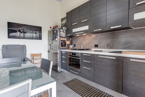 Geladeira, micro-ondas, fogão, cooktop
