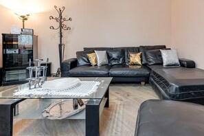 TV - Holiday Home 'House of Flowers' with Balcony and Wi-Fi (Montopoli vald’arno)