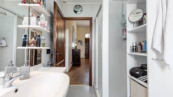 Ducha, secador de pelo, toallas