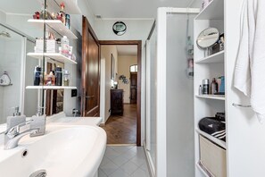 Ducha, secador de pelo, toallas