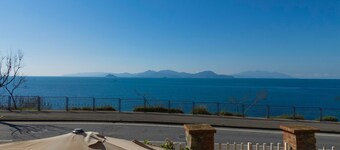 Apartment 'Da Nonna Tina Vistamare' with Sea View and Private Garden