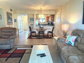 TV, DVD player - Runaway Bay 125 - Beach, Pool, Gym (Bradenton Beach,)