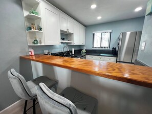 Køleskab, mikrobølgeovn, ovn, kogeplade