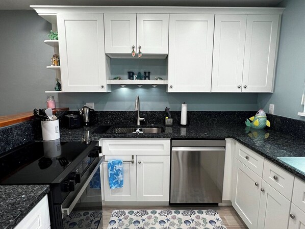 Fridge, microwave, oven, stovetop - Runaway Bay 169 - Beach, bay, pool and gym (Bradenton Beach)