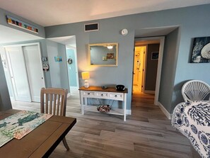 Dining - Runaway Bay 169 - Beach, bay, pool and gym (Bradenton Beach)