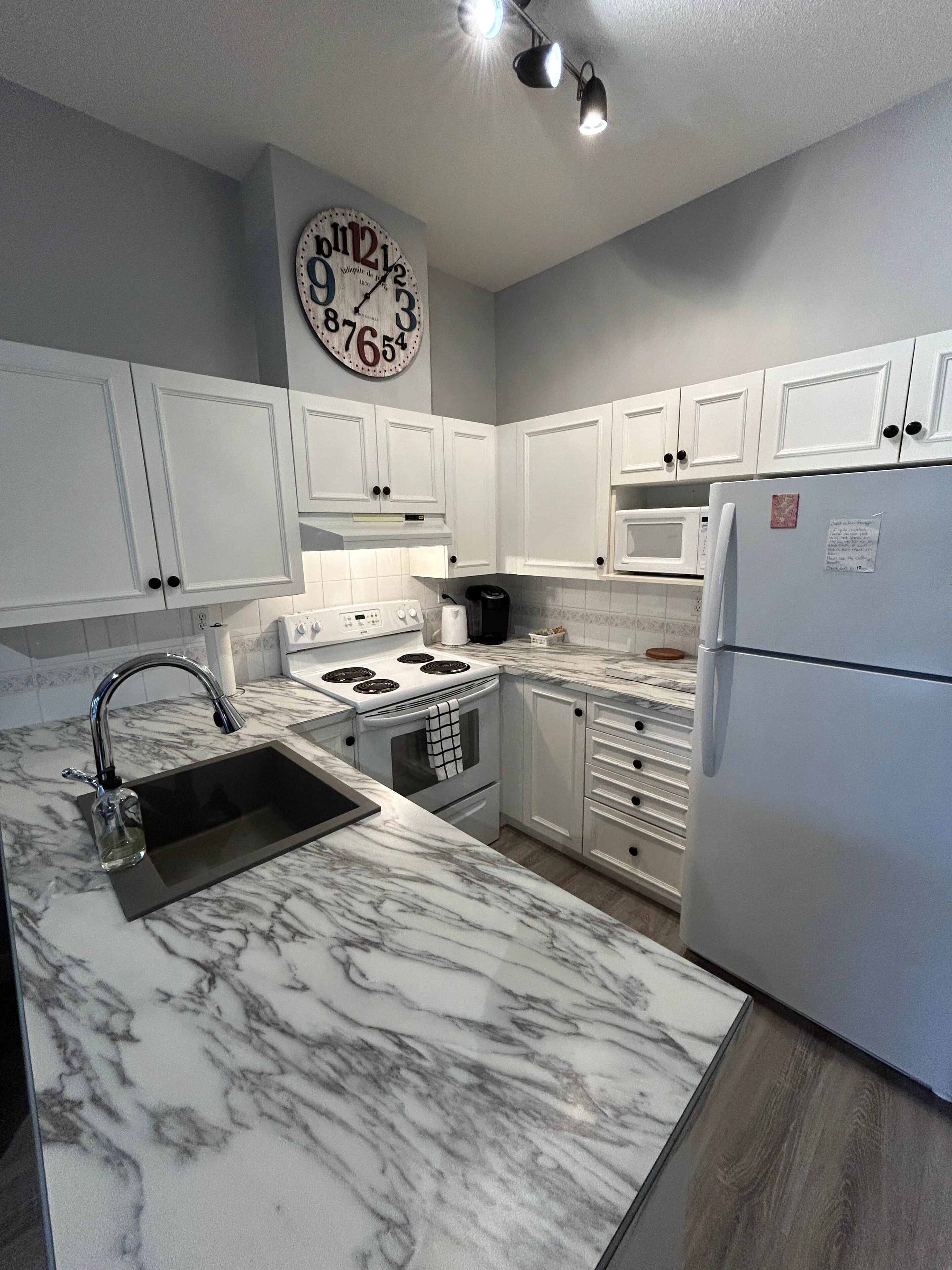 Réfrigérateur, micro-ondes, four, plaque de cuisson