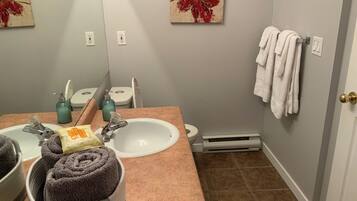 Sèche-cheveux, serviettes fournies