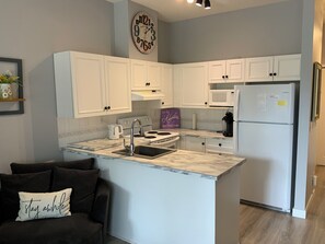 Geladeira, micro-ondas, fogão, cooktop