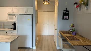 Geladeira, micro-ondas, fogão, cooktop