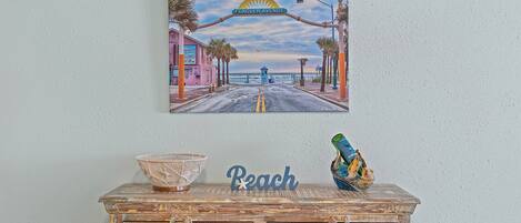 Un mur orné d’une peinture représentant Flagler Avenue et d’une enseigne sur laquelle on peut lire « Peach ».