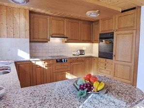 Kühlschrank, Mikrowelle, Ofen, Geschirrspüler