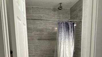 Ducha, toallas, jabón y champú