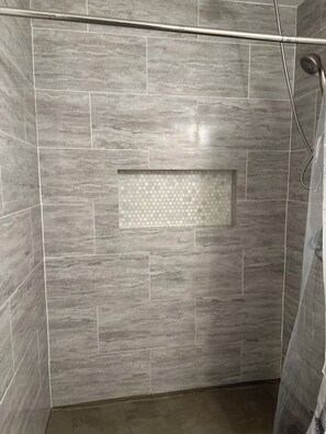Ducha, toallas, jabón, shampoo