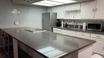 Geladeira, micro-ondas, fogão, cooktop