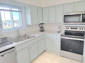 冷蔵庫、電子レンジ、オーブン、コンロ