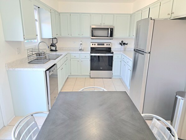 冷蔵庫、電子レンジ、オーブン、コンロ