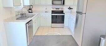 Updated 2bdrm Condo - Walk to Train!