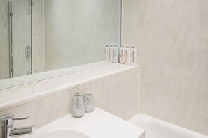 Apartment, City View | Bathroom - Stylish Grade II Apartment - The London (Cheltenham)