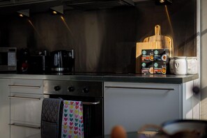 Apartamento, vista para a cidade | Cozinha privada | Chaleira elétrica, torradeira