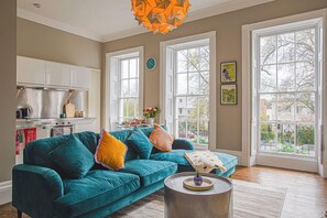 Appartement, uitzicht op stad | Woonruimte | Een flatscreentelevisie