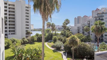 Premium studio, uitzicht op de stad | Uitzicht vanaf balkon