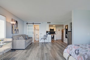 Luxury Studio, Lake View | Iron/ironing board, free WiFi - Premium Condos near Universal Studios (Orlando)