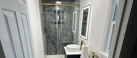 Douche, serviettes fournies, savon, shampooing