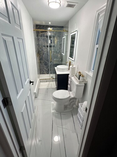 Newly Renovated Luxury 2-BD 2-BA house, AC, WiFi. Mins to NYC, EWR, Newark Distr