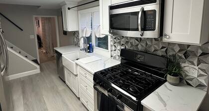 Newly Renovated Luxury 2-BD 2-BA house, AC, WiFi. Mins to NYC, EWR, Newark Distr