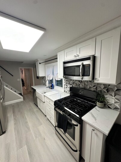 Newly Renovated Luxury 2-BD 2-BA house, AC, WiFi. Mins to NYC, EWR, Newark Distr