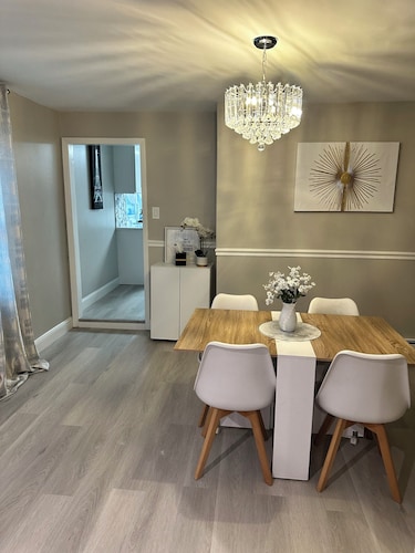 Newly Renovated Luxury 2-BD 2-BA house, AC, WiFi. Mins to NYC, EWR, Newark Distr