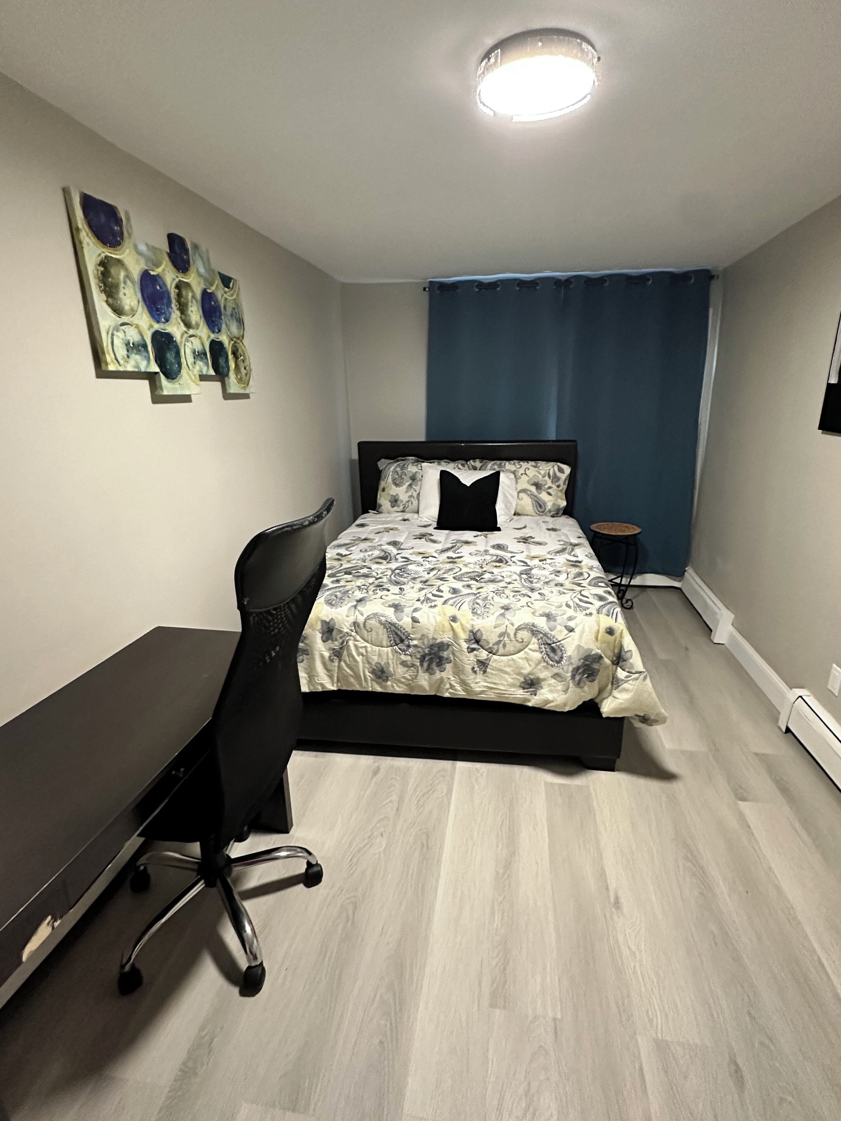 2 chambres, bureau, fer et planche à repasser, accès au Wi-Fi (inclus)