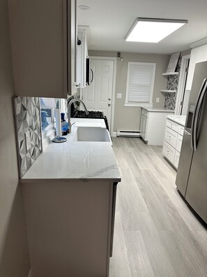 Jääkaappi, mikroaaltouuni, uuni, liesi