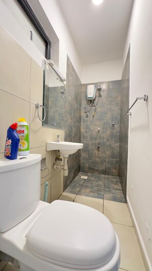 Chuveiro, toalhas de banho, sabonete, shampoo