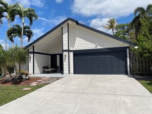 Exterior - Charming 3-bedroom house with AC and WiFi in fabulous Jupiter, close to beaches (Jupiter)