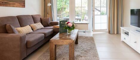 Televisie, een dvd-speler en een stereo