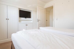 2 Schlafzimmer, Zimmersafe, Schreibtisch, Bügeleisen/Bügelbrett