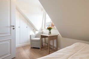 2 bedrooms, in-room safe, desk, iron/ironing board