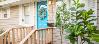 Charming 2-bedroom cottage in fabulous Oklahoma City with AC, WiFi