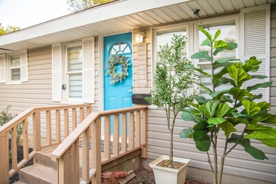 Charming 2-bedroom cottage in fabulous Oklahoma City with AC, WiFi