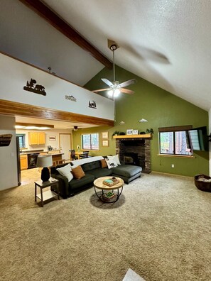 Smart TV, chimenea, tenis de mesa y libros