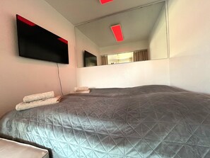 1 chambre, fer et planche à repasser, Wi-Fi, draps fournis