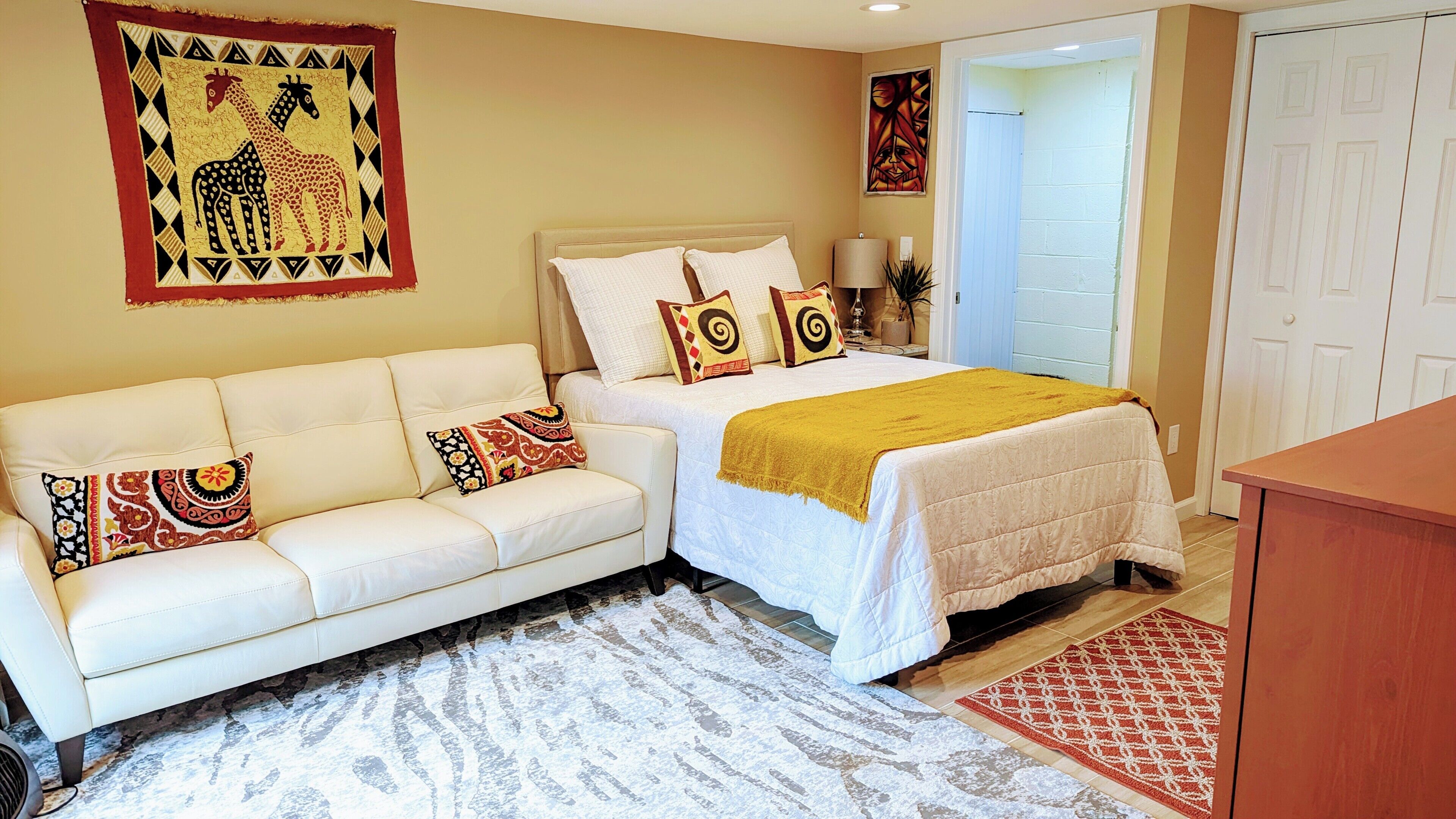 Airy Savanna Studio Apartment @MushaindoroHS in Maplewood with easy access 2 NYC