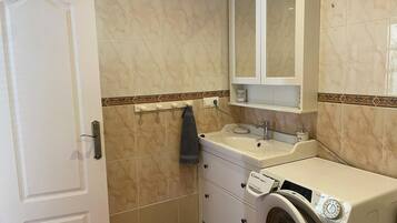 Een haardroger, handdoeken