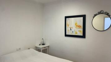 2 slaapkamers, een strijkplank/strijkijzer, internet