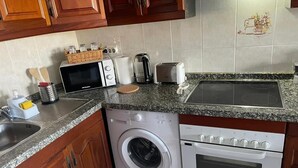 Refrigerador, tostadora, utensilios de cocina