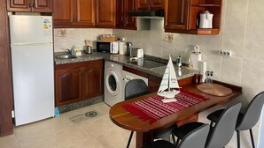 Refrigerador, tostadora, utensilios de cocina
