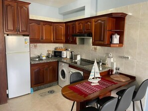 Fridge, toaster, cookware/dishes/utensils - NEW 2 BEDROOMS LAS GALLETAS (ARONA)