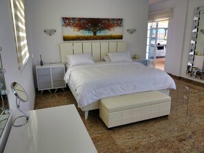 4 bedrooms, iron/ironing board, WiFi, bed sheets - Happiness Chalet with Heated Swimming Pool (Costa Adeje)