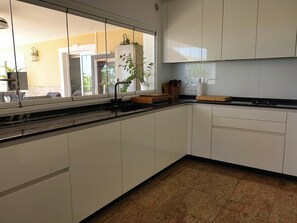 Fridge, microwave, oven, coffee/tea maker - Happiness Chalet with Heated Swimming Pool (Costa Adeje)